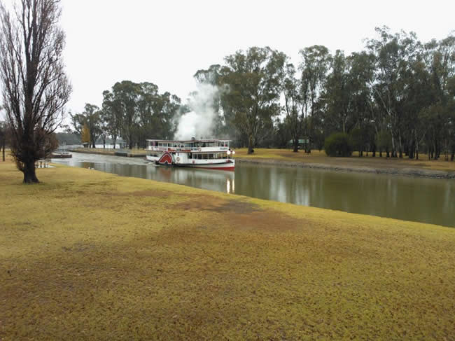 Paddle Steamer PS Melbourne, in the grand style of years past. Murray River, Mildura, Victoria, Australia.